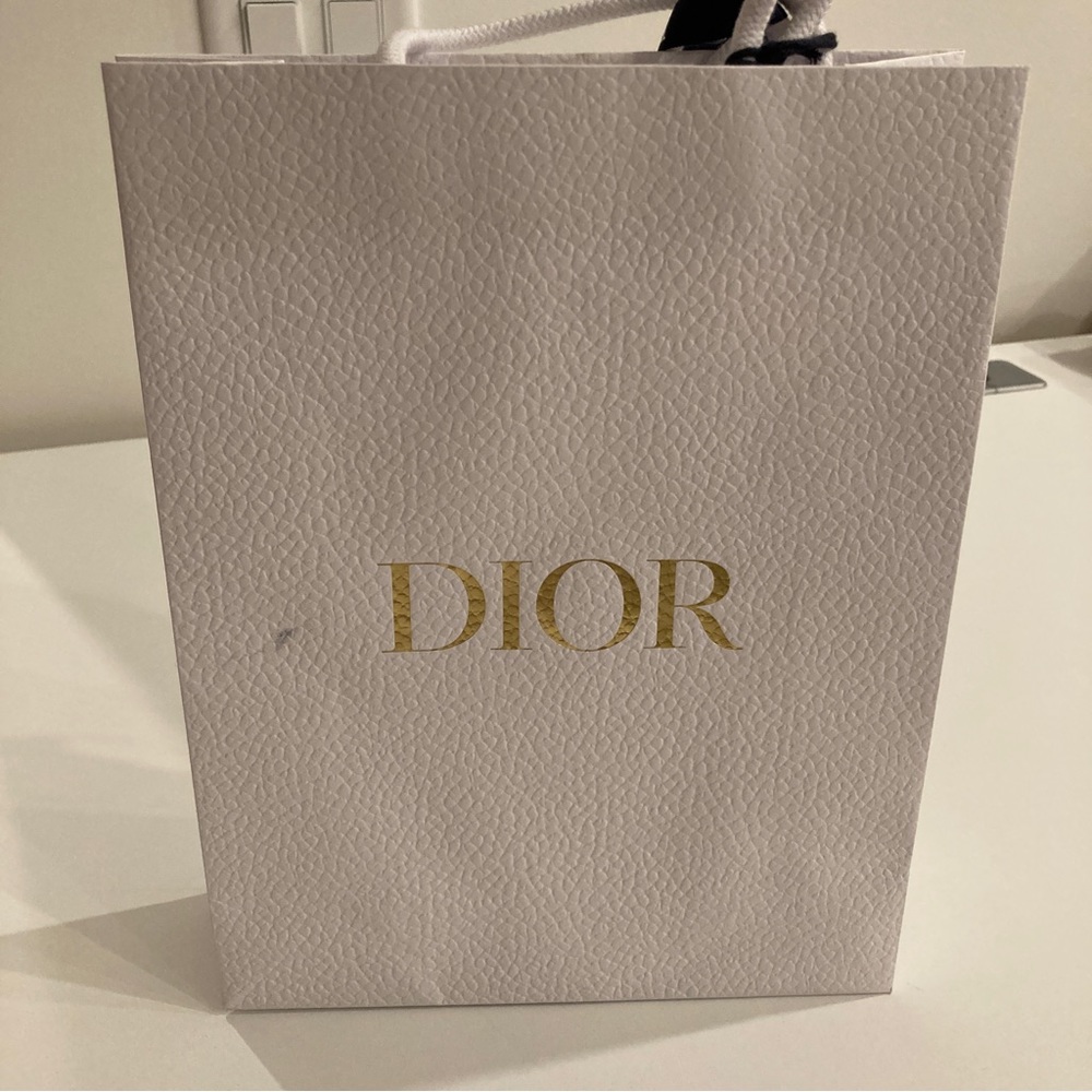 🛍 DIOR white shopping bag.